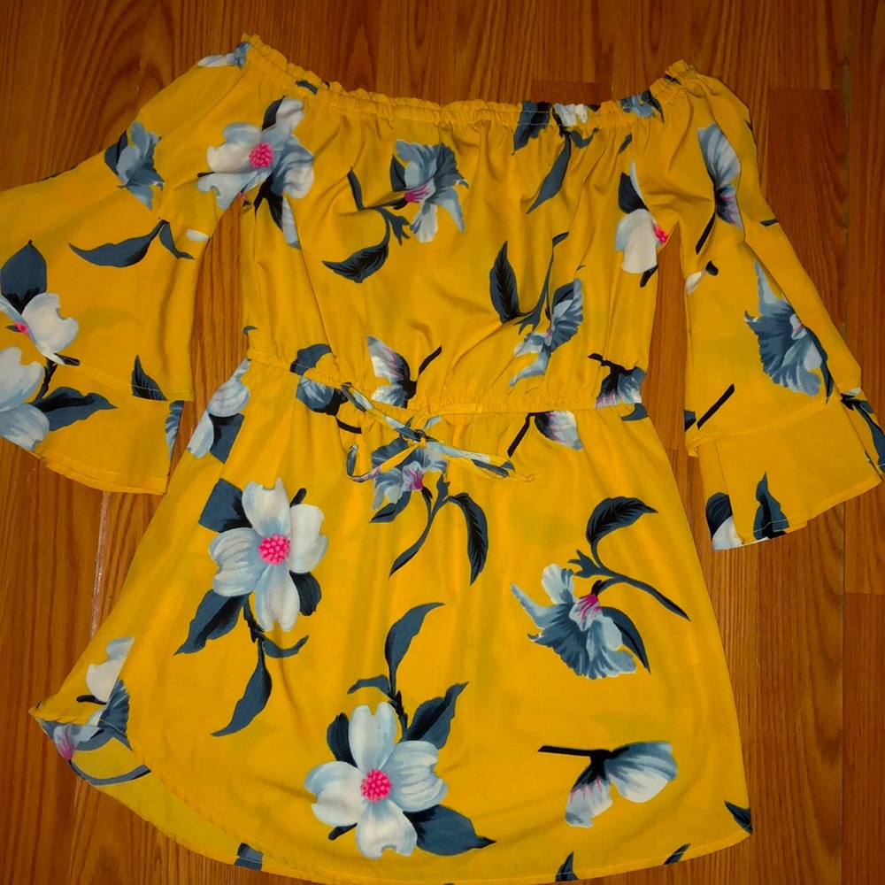 Yellow floral top 💓